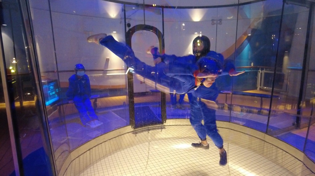 非常刺激的跳傘模擬體驗iFly，在教練幫助下乘坐風力機飛行。