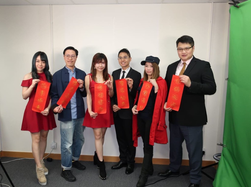 財經女主播朱紀菲、林安兒與3位股評人合資成立「有求必應」。