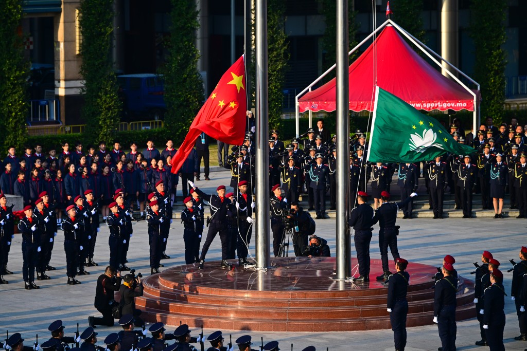 今天是澳門回歸25周年，當地早上進行升旗儀式。