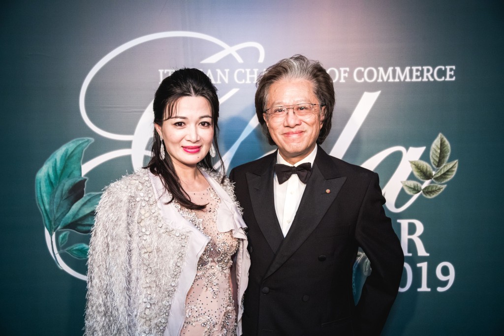 前女藝人陳少霞以首置身份購康樂園一個洋房,作價3200萬。右為李文輝。