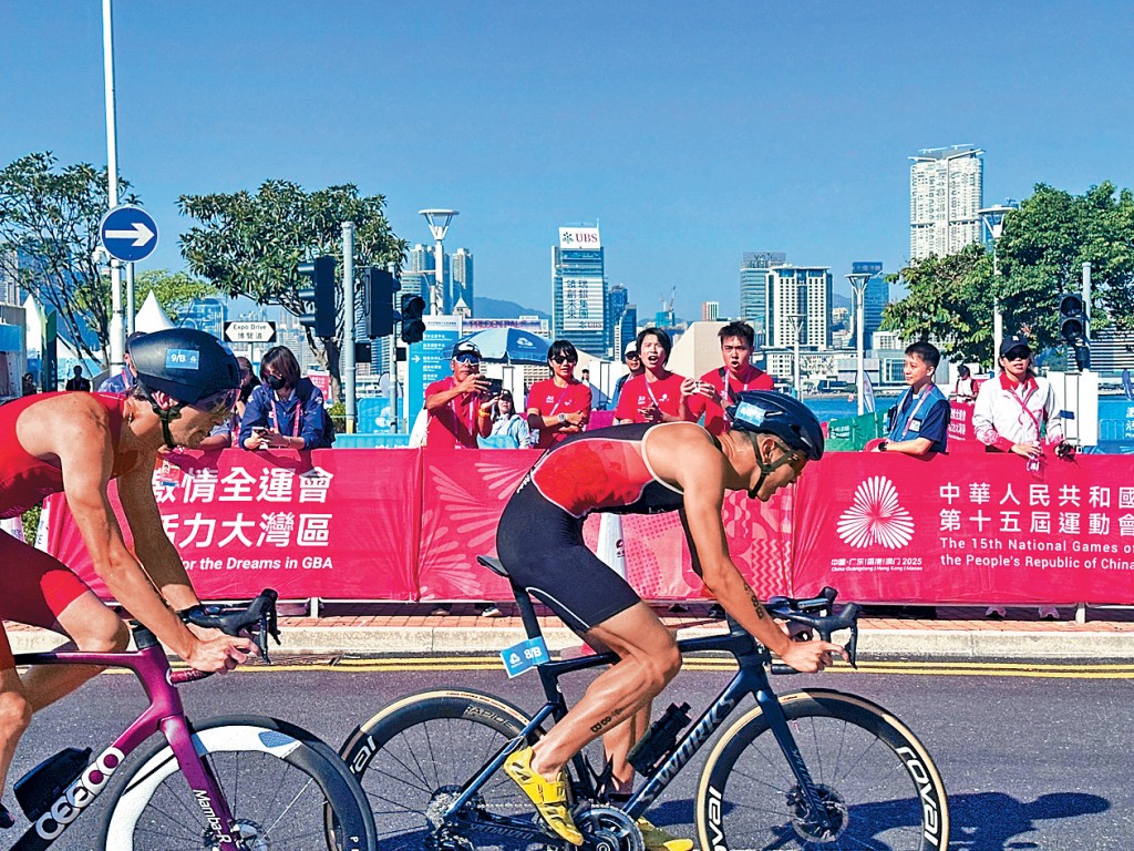颜曦文与其他传媒联络队人员为全运会三项铁人赛事的采访活动提供协助。