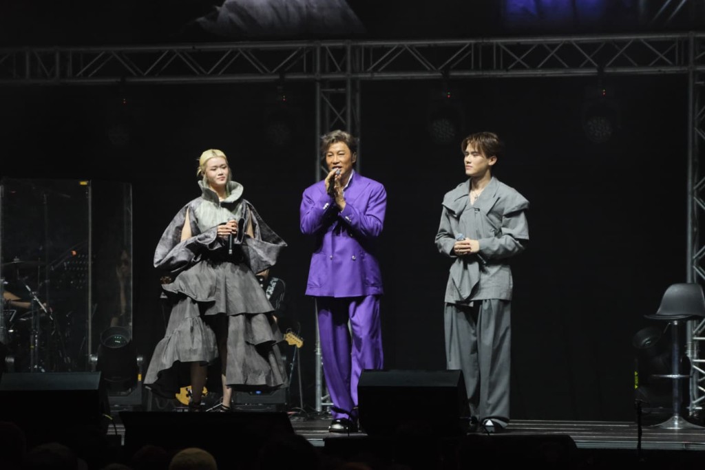 當胡港豐、布子殷合唱後,譚耀文著他們介紹自己,又搞Gag指布子殷英文名「Newspaper」。 當胡港豐、布子殷合唱後,譚耀文著他們介紹自己,又搞Gag指布子殷英文名「Newspaper」。