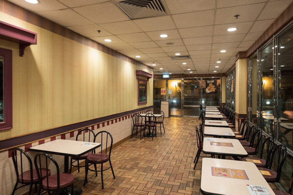 荃湾石围角商场麦当劳分店，目前是少数保留了怀旧陈设的麦当劳，该分店除了是目前全港唯一有麦当劳叔叔塑像的麦当劳餐厅，餐厅外面的招牌仍然沿用怀旧的红底白字「McDonald's」字样。（无人之境 Abandoned and Urbex HK FB相片）