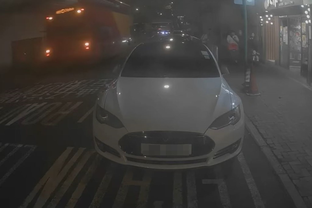車長發現行錯線後亮起死火燈，但城巴繼續前行。fb車cam L（香港群組）影片截圖