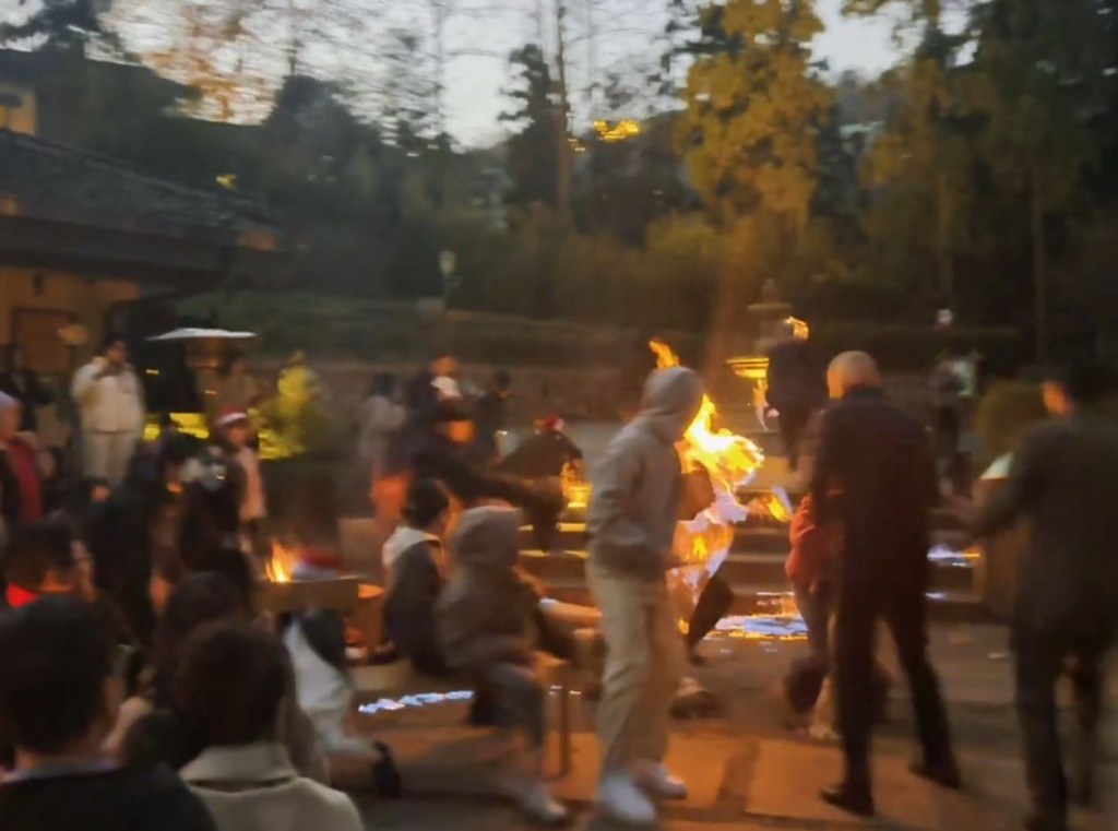 聖誕點火期間疑有人倒入酒精，導致3遊客變火人。抖音@Miss菲