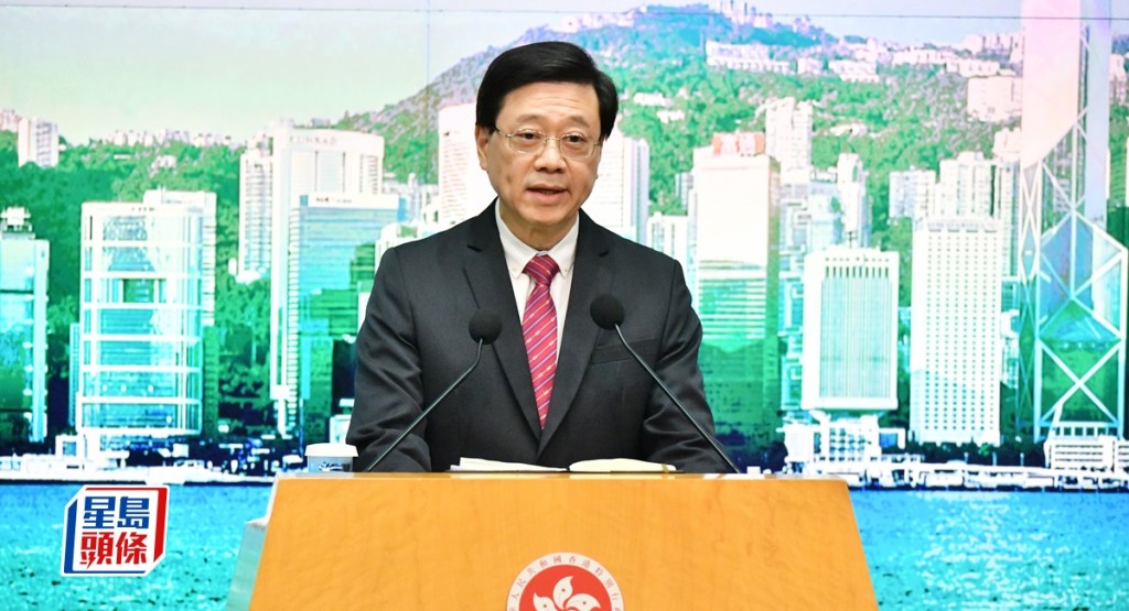 李家超晚上接受央視訪問,回顧任內一年工作。資料圖片