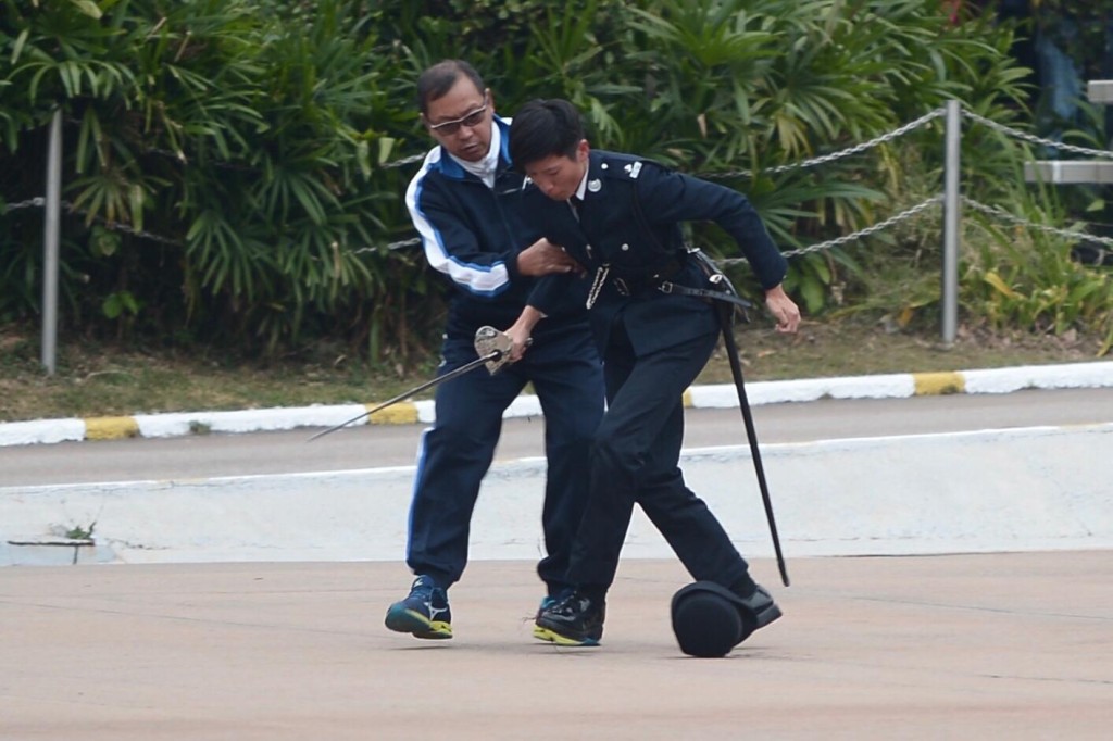 曾耀瑩不適由同袍攙扶。