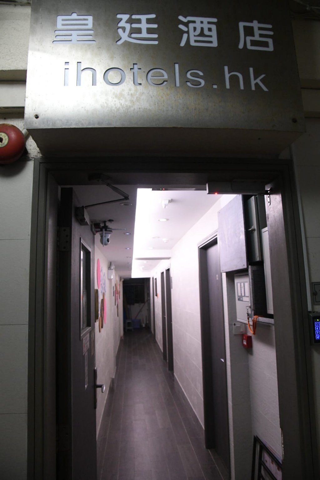 案發賓館位於儉德大廈。