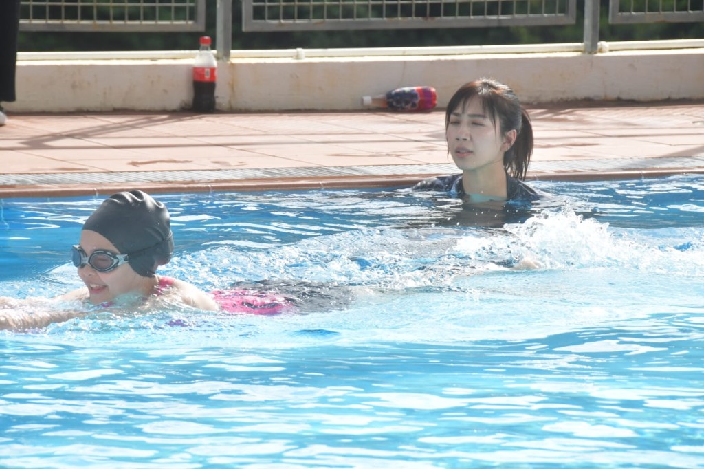 黃智雯拍攝一場教女兒游水的戲份。