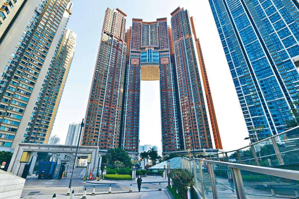 九龍站凱旋門摩天閣高層全層單位，獲出價5億洽購。