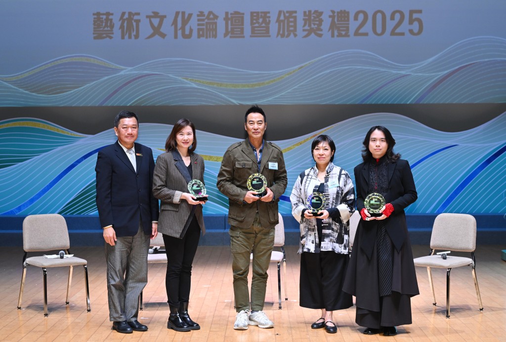 （左起）《頭條日報》總編輯兼ArtCan策展人劉國業、友邦香港及澳門客戶及市場策劃部客戶及品牌市場推廣主管黃家琪、演員及藝術家任達華、香港芭蕾舞團行政總監李易璇與獨立策展人及作家林靖風。