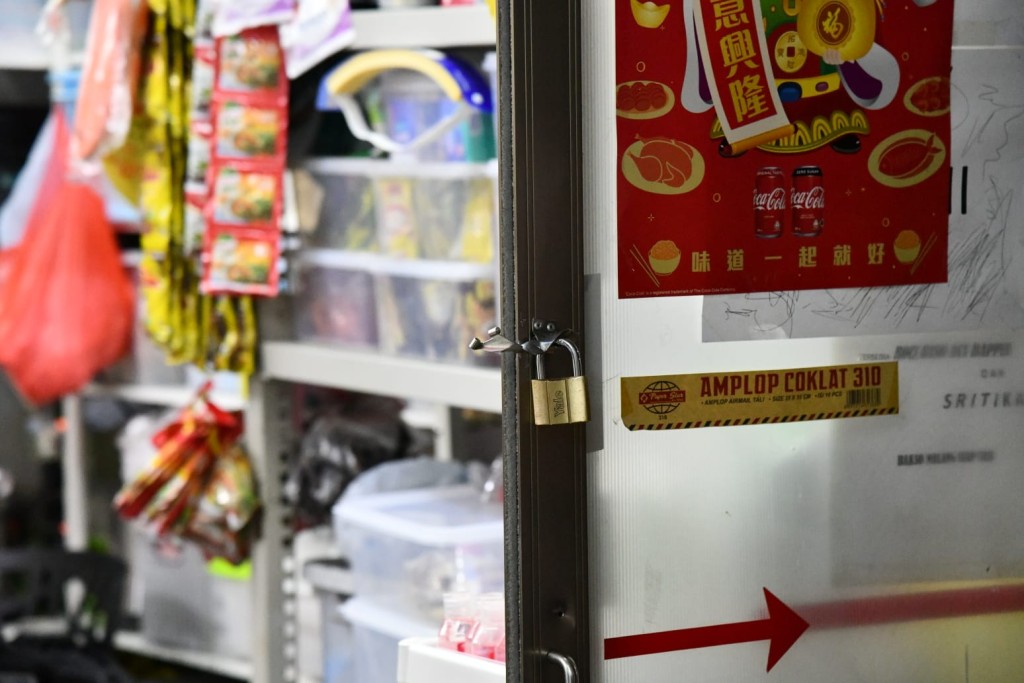 店鋪的正門被撬毀。