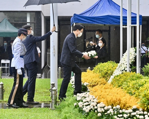 政府舉行紀念儀式悼念二戰期間為港捐軀人士。政府新聞處圖片