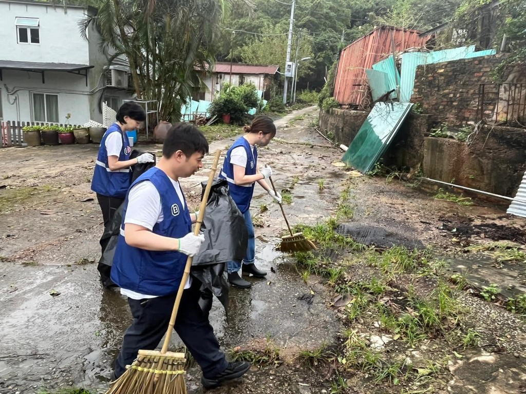 9月世纪暴雨后，郑港涌曾带队到石澳村和大浪湾村，协助清理灾场。（民政总署提供）
