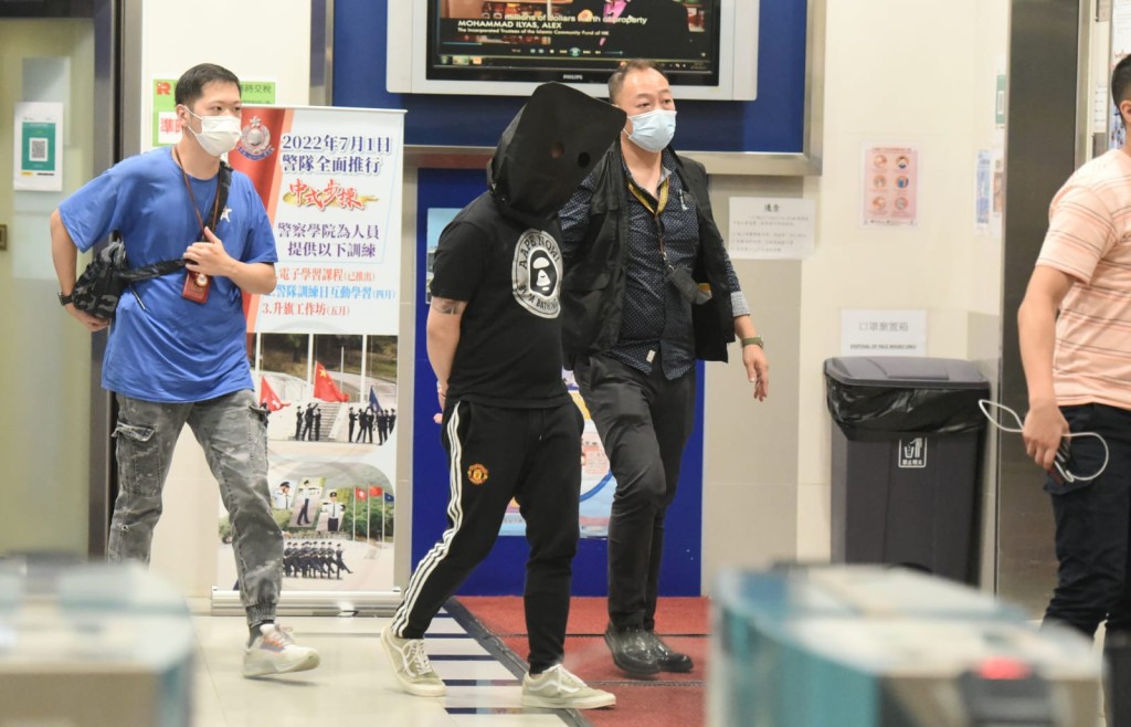 警方押解疑犯到西九龍警察總部調查。
