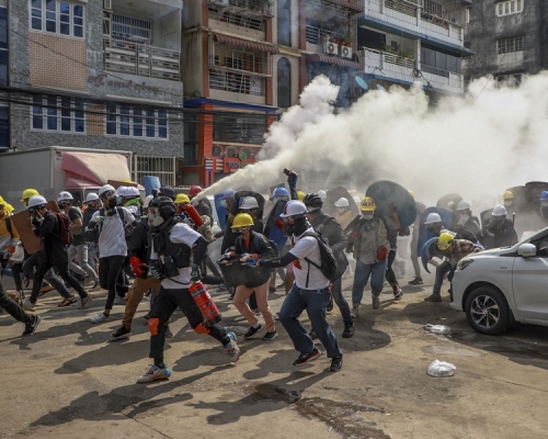 安全部隊發射催淚彈及震撼彈驅散仰光的示威者。AP