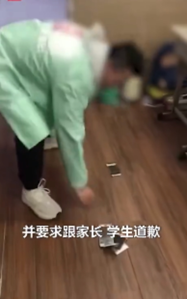 老師當眾砸爛學生手機。 網圖