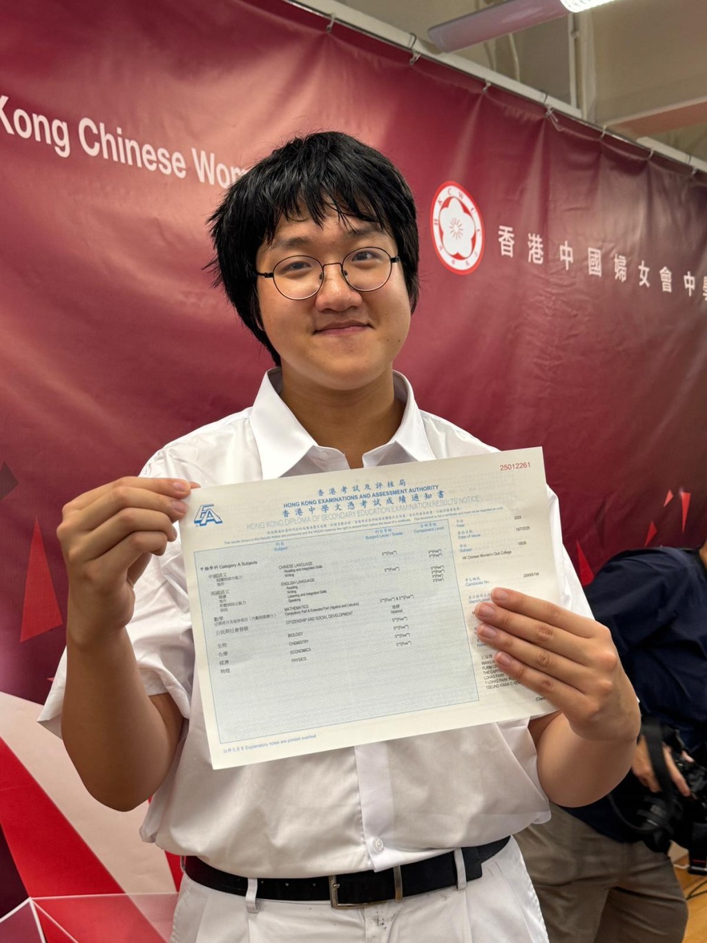 香港中國婦女會中學8科5**男狀元 - 王海博。 香港中國婦女會中學8科5**男狀元 - 王海博。