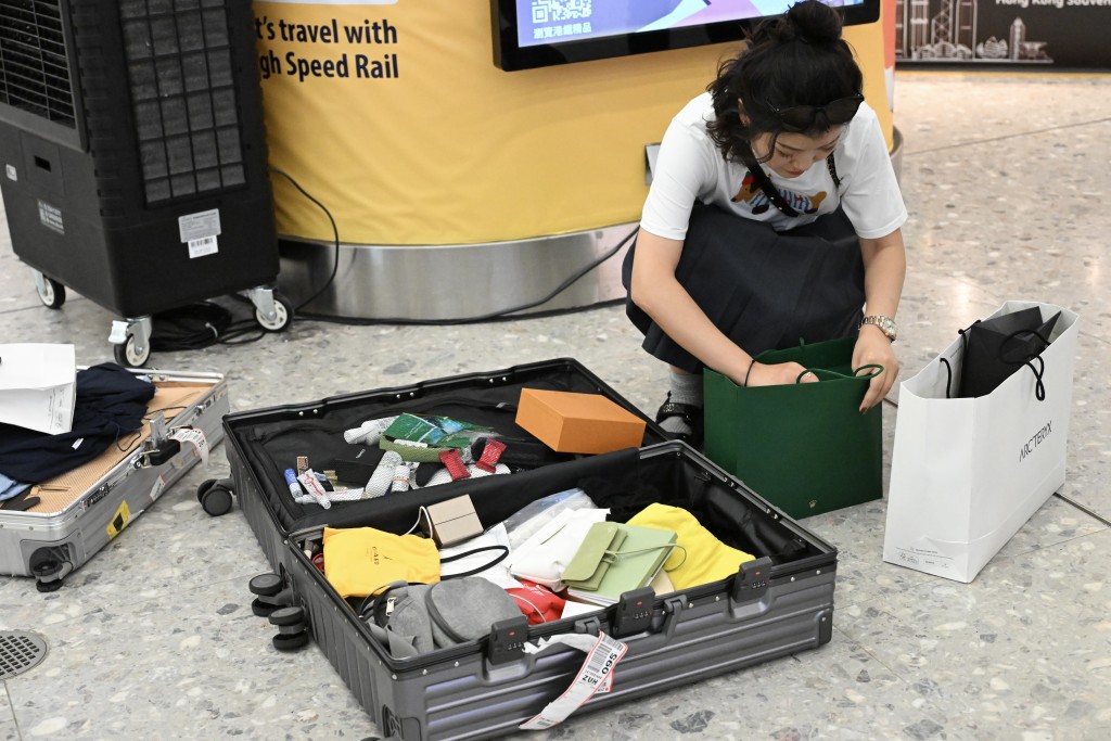 旅客在高鐵站整理「戰利品」。