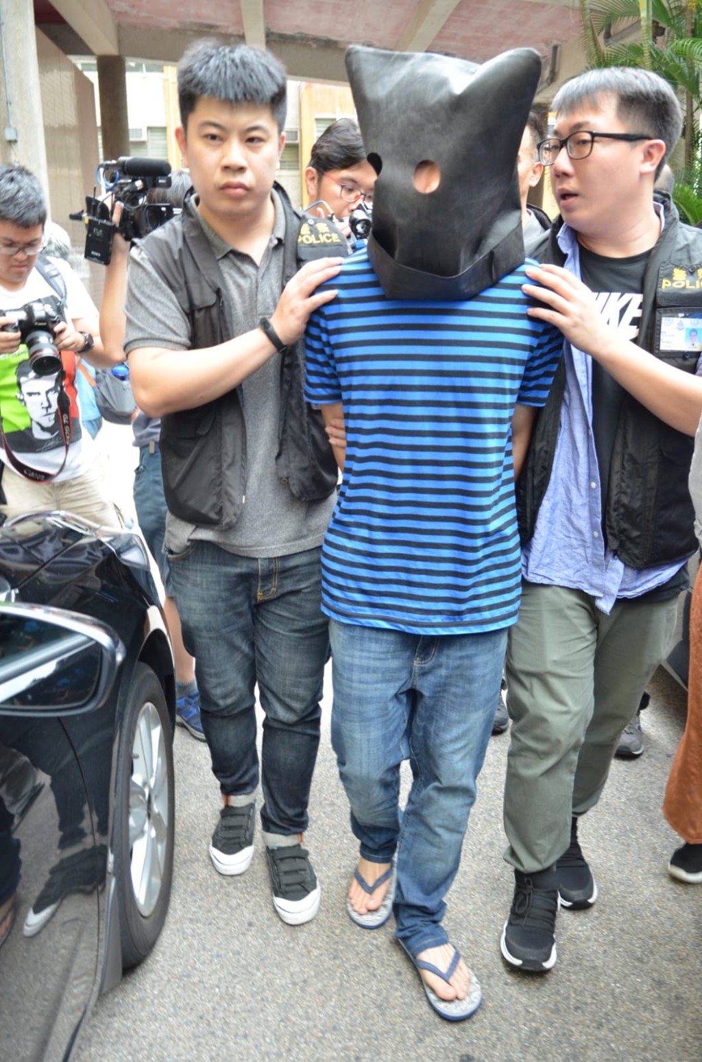 被捕男子押返寓所調查