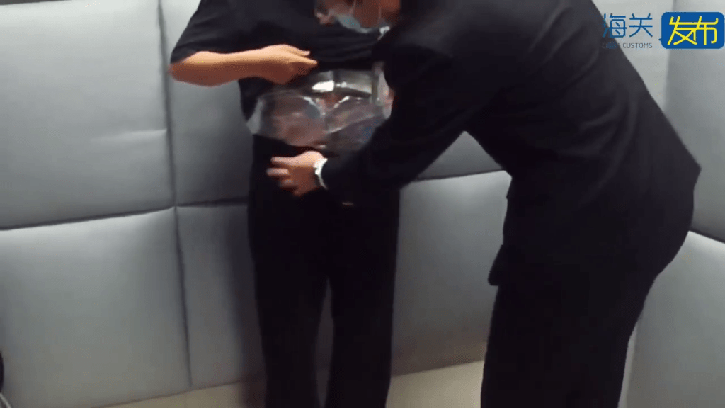 走私集团深夜闯关以“腰缠脚绑”方式偷运游戏光盘及卡带,共2,150件被起获。 走私集团深夜闯关以“腰缠脚绑”方式偷运游戏光盘及卡带,共2,150件被起获。