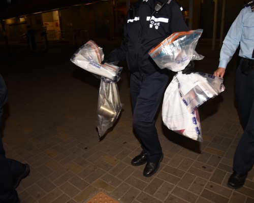 警方檢走證物。
