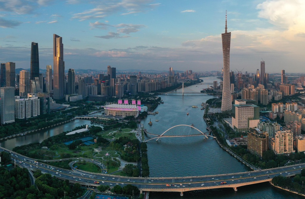 海心橋位於廣州珠江新城CBD核心區，北接二沙島藝術公園，南連廣州塔。  新華社