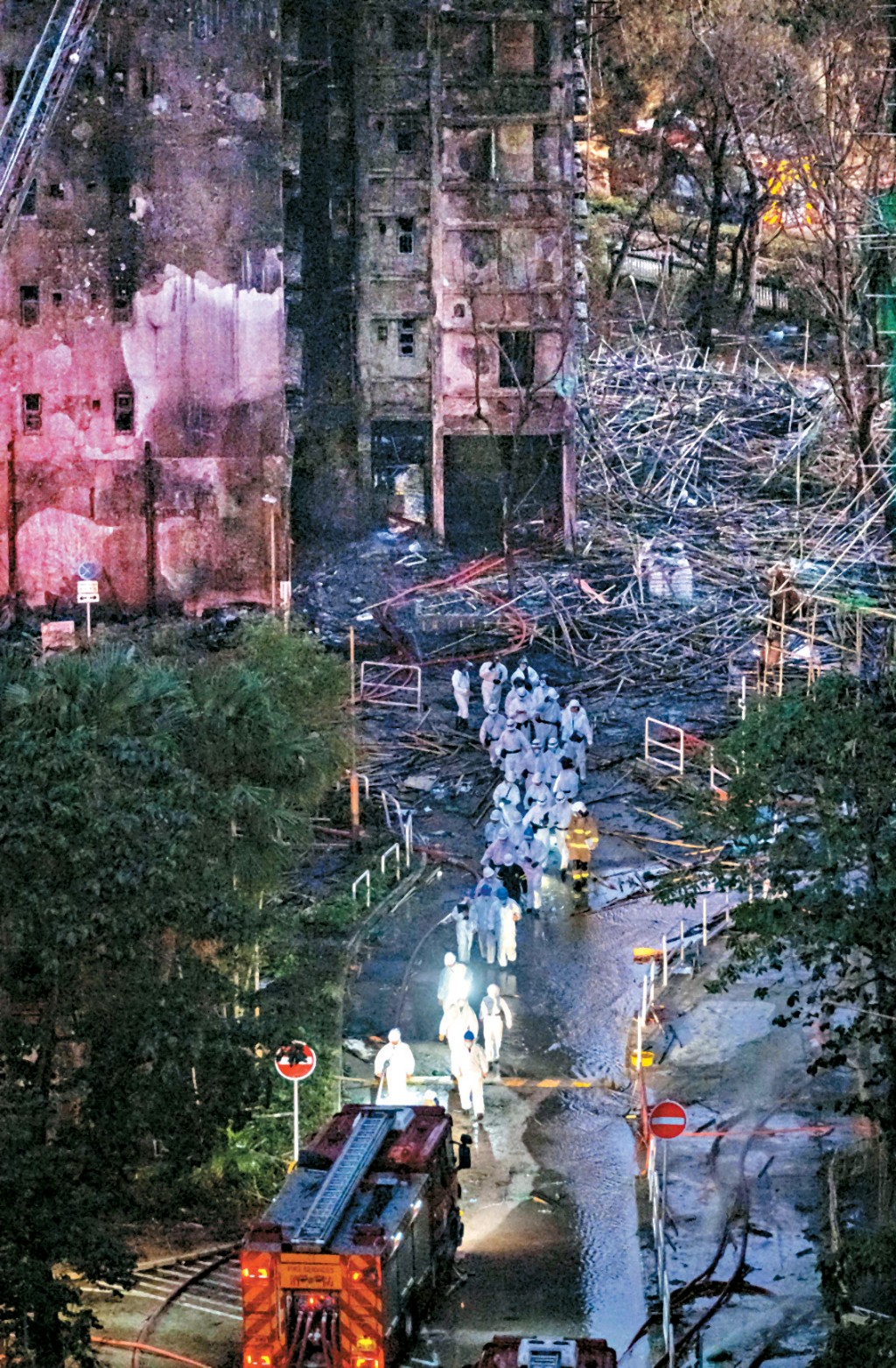 警方災難遇害者辨認組（DVIU）多名人員昨晚進入宏福苑火災現場，展開蒐證工作。