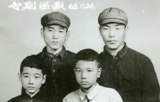 1968年，李克强(前排右)与好友李皋兰(后排左)送朋友下乡时的合影。 网图