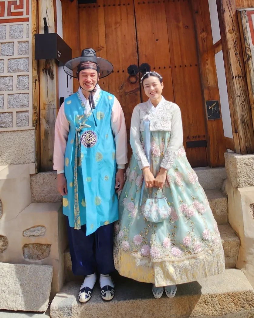 二人換上傳統韓服，笑得好燦爛。
