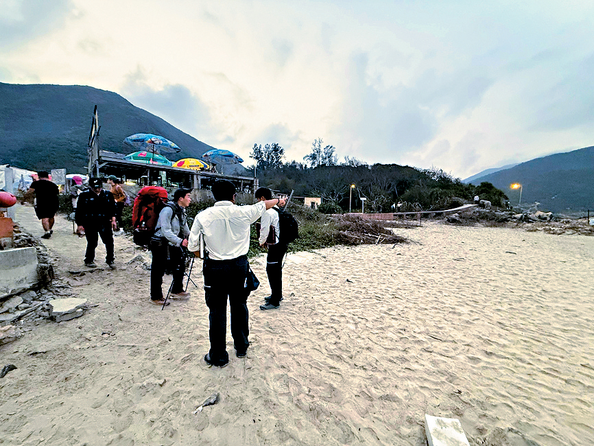 漁護署人員昨黃昏指示露營人士前往西灣指定露營地點。