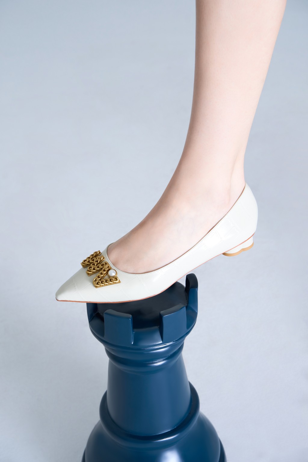 壓鱷紋牛皮尖頭平底鞋/$1,498,綴以仿珍珠及AM英文縮寫金屬裝飾,簡潔優雅;另備有黑色以供選擇。