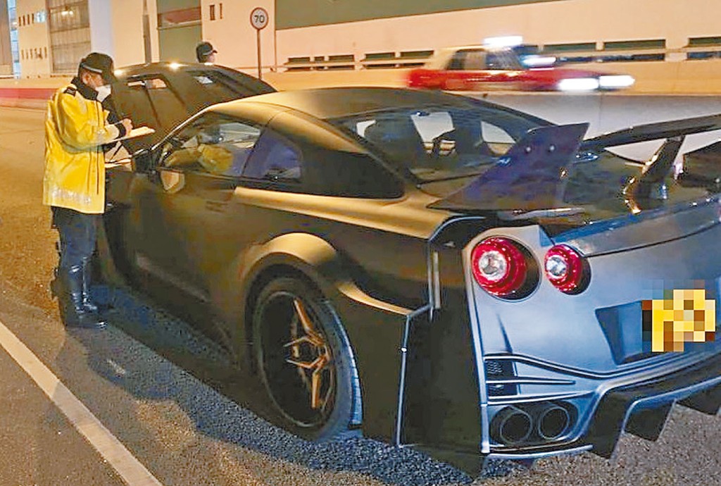 西九龍總區交通部扣留疑非法改裝跑車。