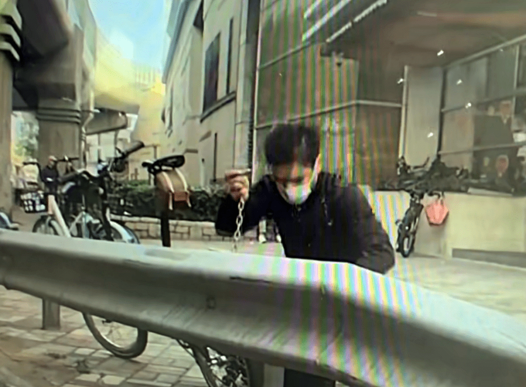 口罩賊剪開鐵鍊。網圖