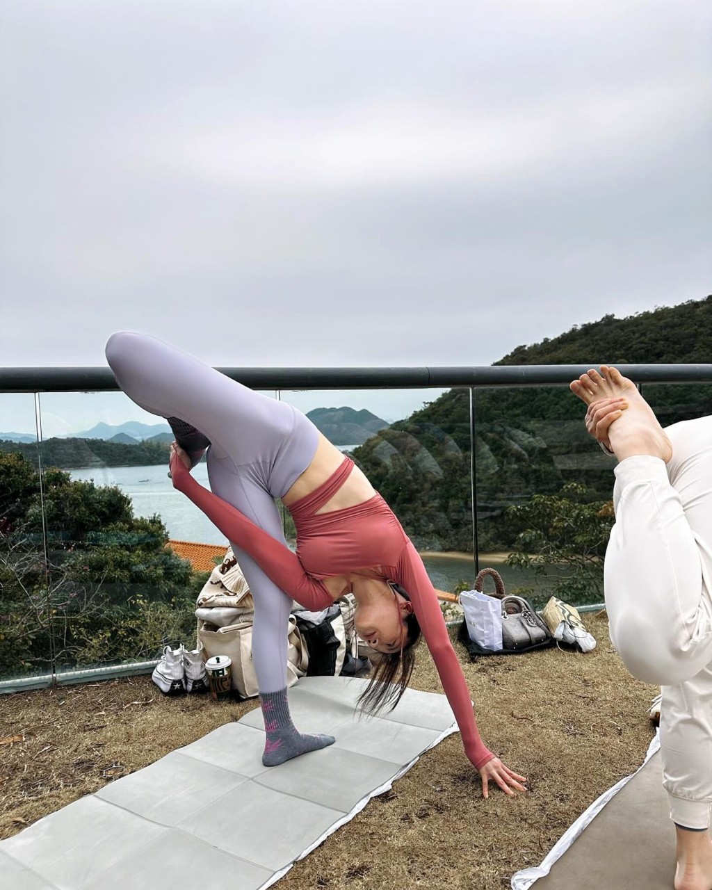 蔡洁展示实力，能做出多种高难度瑜伽动作。