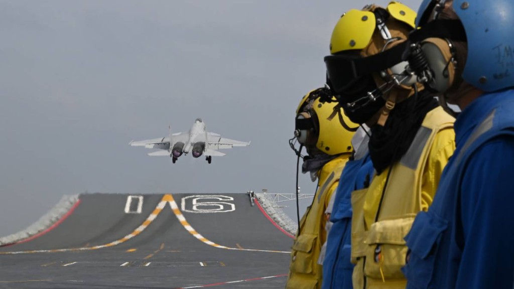 日本指遼寧艦在東海演練艦載機起降，自衛隊要派戰機緊急升空監視。新華社