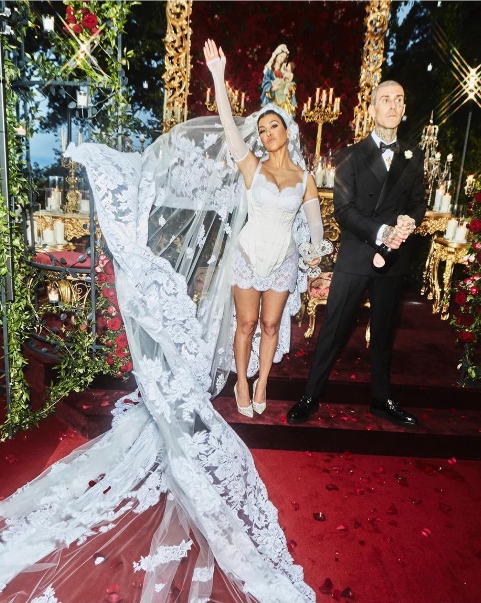 Kourtney穿上名牌婚紗行禮。
