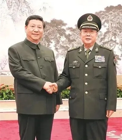 2021年11月16日，习近平在中南海与廖锡龙合影留念。