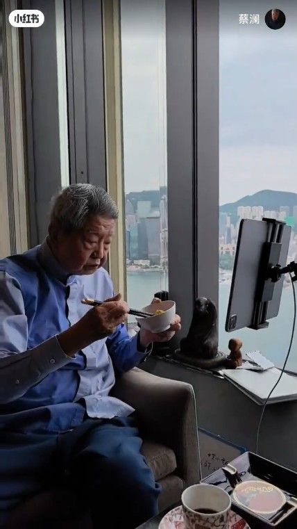 蔡澜最近更新小红书，见到他已入住酒店服务式公寓，坐拥180度的维港景色。