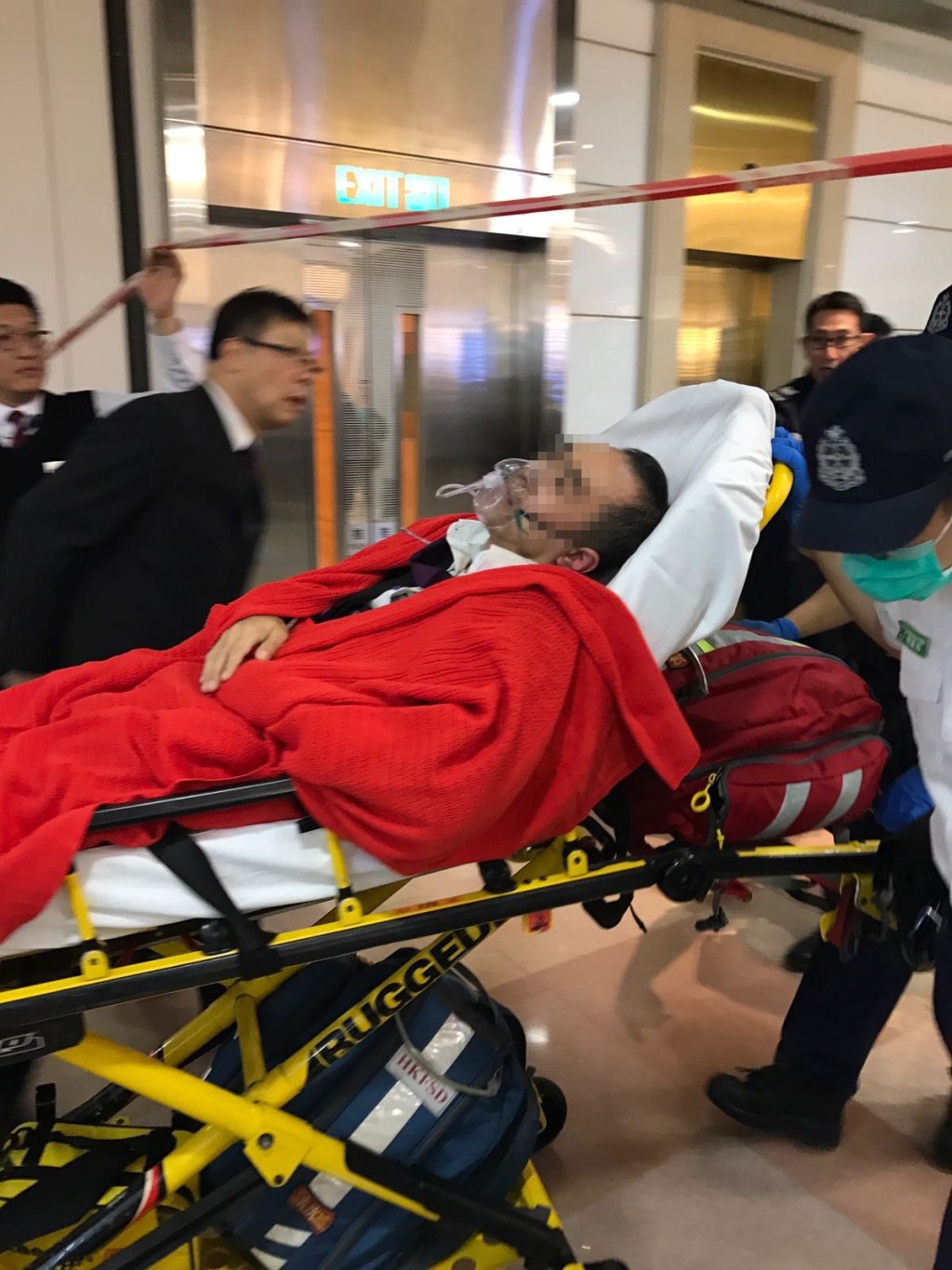 保安由救護車送院治理。徐曉伊攝