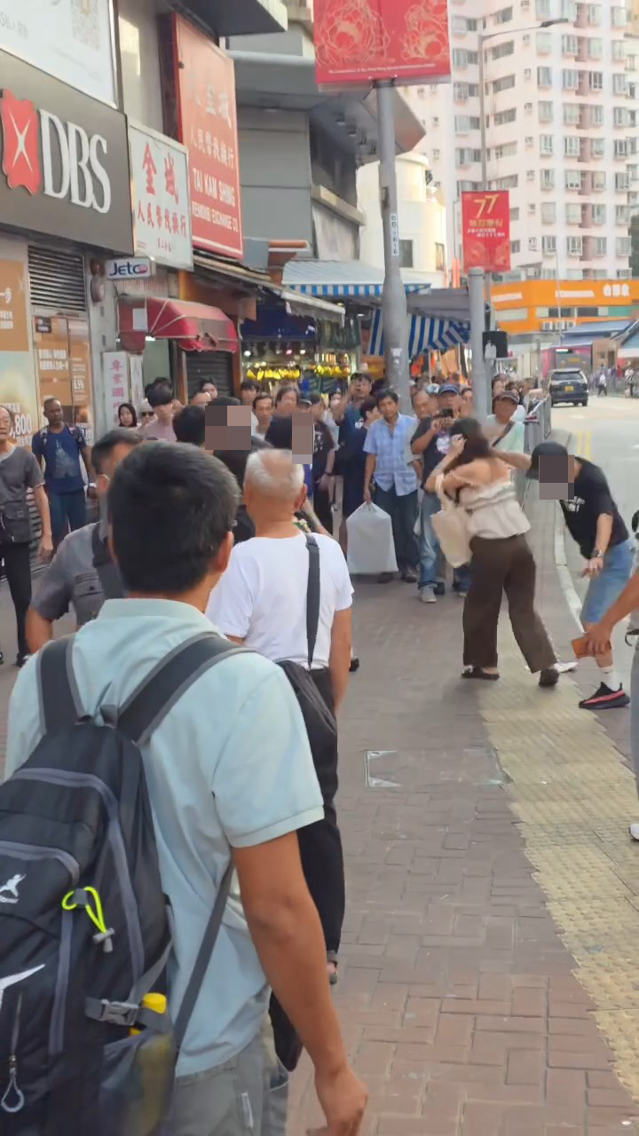 5名男女在元朗大棠路街頭打架。網上片段截圖 5名男女在元朗大棠路街頭打架。網上片段截圖