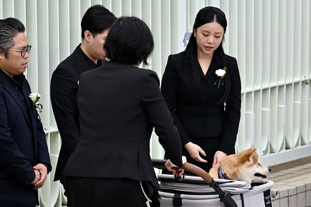 未婚妻Kiki帶同偉豪生前的愛犬到場。