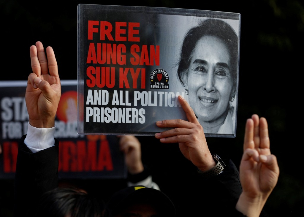 居日缅甸人在政变2周年这天到东京的缅甸大使馆外示威。 路透社