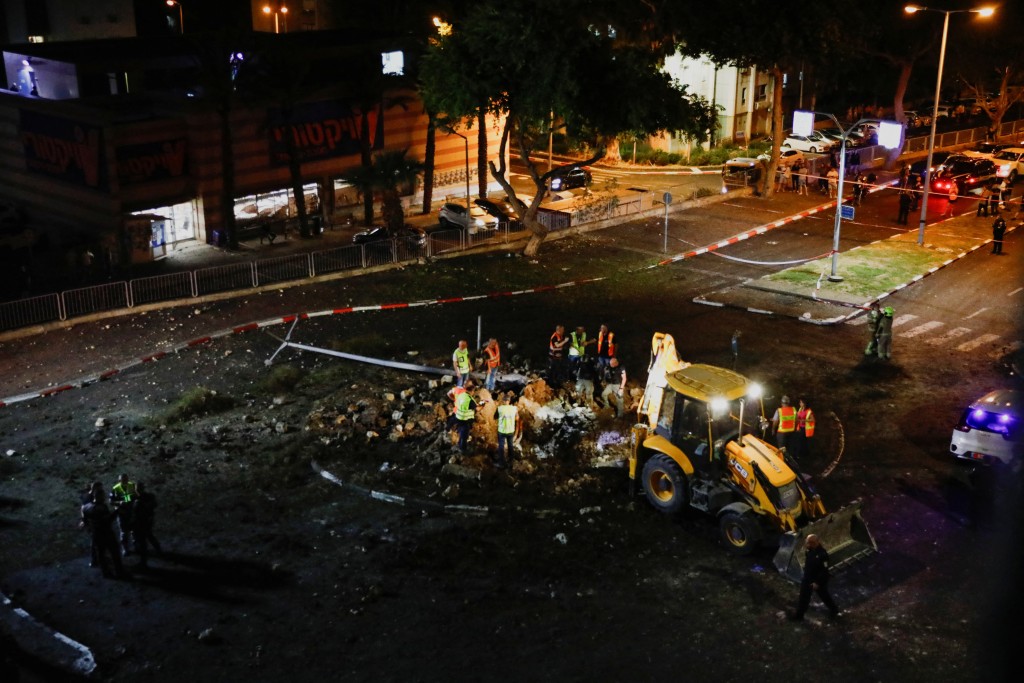 海法港遭到火箭击中，碎片落入市中心。路透社