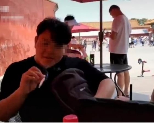 內地互聯網流傳一則片段，有兩名遊客正在故宮內的一個休息處吸煙。　影片截圖