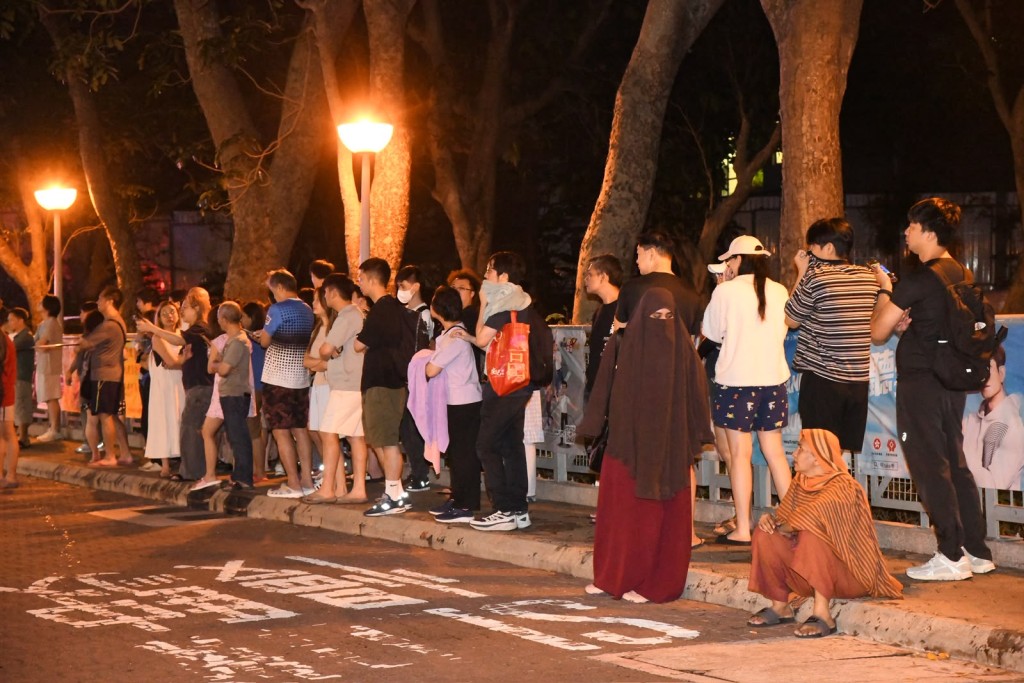 事件中約80名居民疏散至安全地方。 事件中約80名居民疏散至安全地方。
