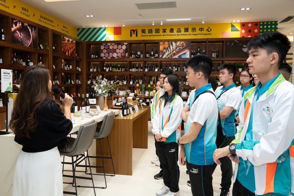 Customs YES會員參觀中國與葡語國家商貿合作服務平台展示館，了解國家與葡語國家的經貿合作歷程。政府新聞處圖片