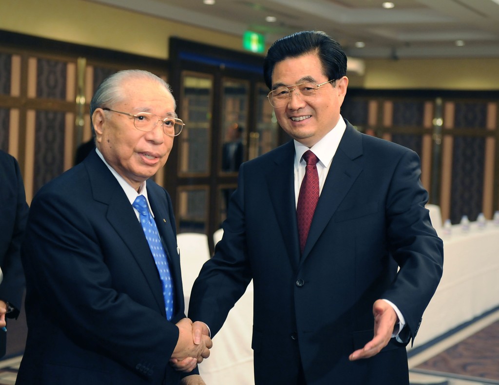 2008年，时任国家主席胡锦涛访问东京时，与池田大作握手。 新华社