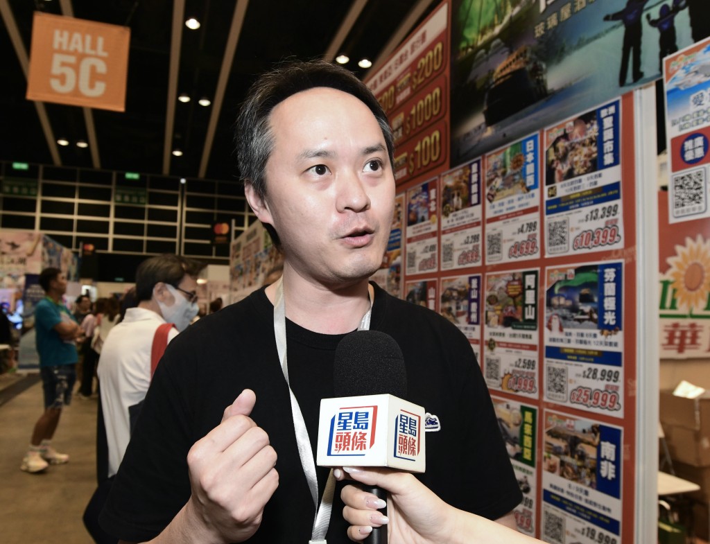 參展旅行社負責人尤先生表示,現場人流與市民購買意欲皆相當理想。 參展旅行社負責人尤先生表示,現場人流與市民購買意欲皆相當理想。