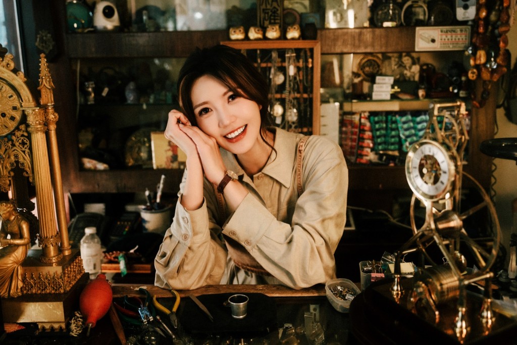 Jinny寄語與其傷心地懷念一個人，倒不如正面地去過生活。